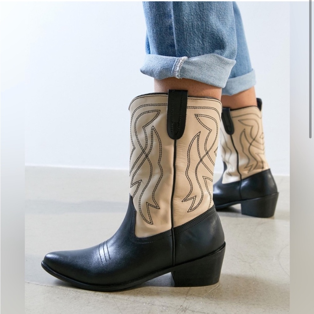 NEW UO Urban Outfitters Leena Faux Leather Cowboy Boots Black & Cream/White